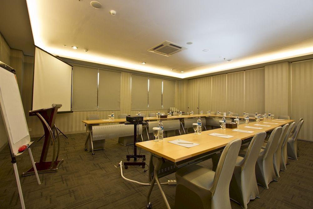 Hotel 88 Grogol Jakarta Buitenkant foto