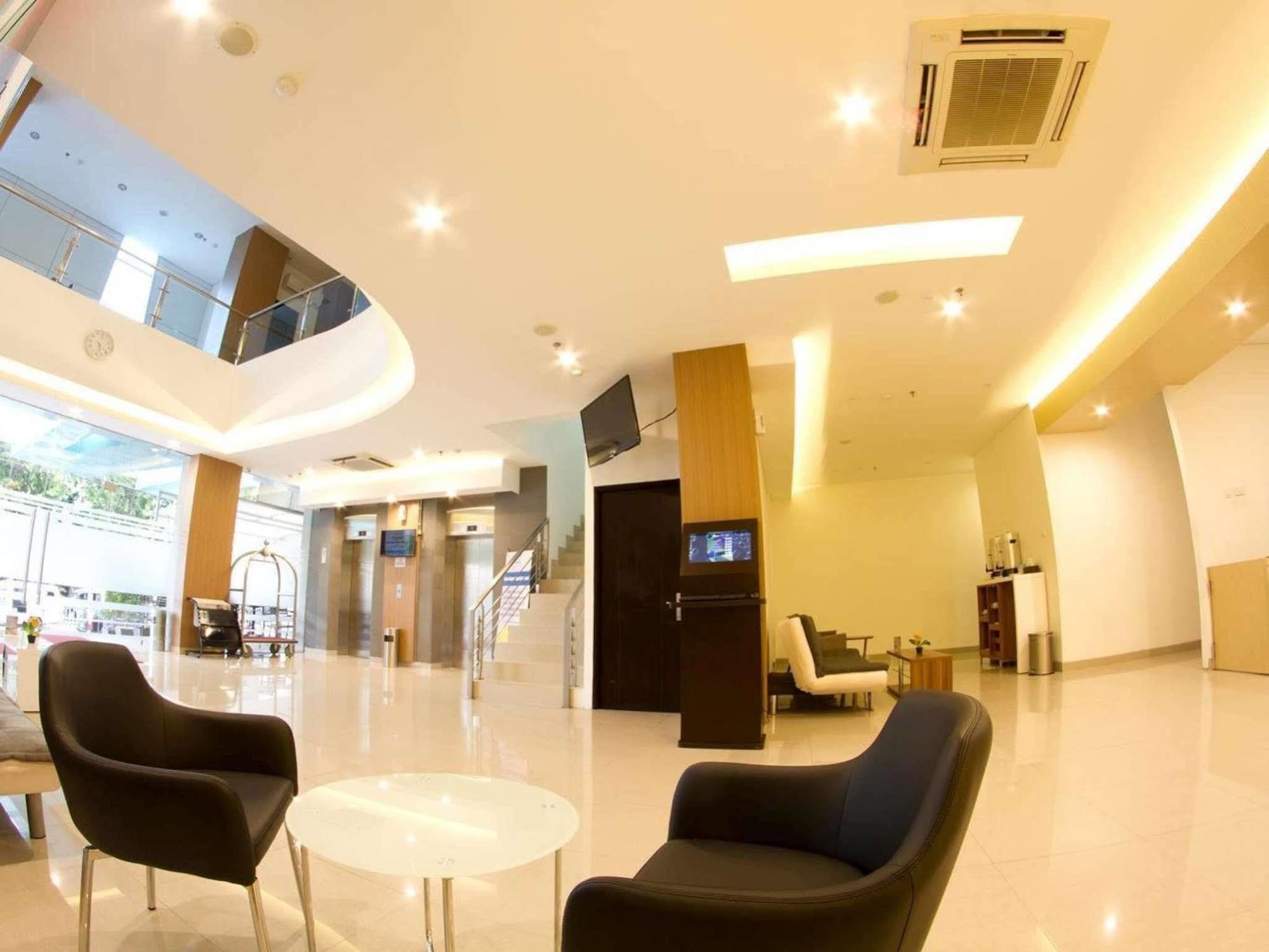 Hotel 88 Grogol Jakarta Buitenkant foto